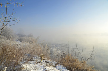 Mroźny poranek nad brzegiem rzeki Wisły