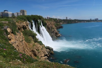Obraz premium Duden Waterfall in Antalya and the Mediteranian Sea in Turkey