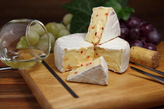 сыр камамбер с виноградом и белым вином