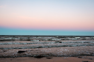 Fototapety  skalista plaża morska z szerokokątną perspektywą