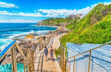 Fototapeta premium BONDI BEACH, AUSTRALIA - PAŹDZIERNIK 2015: Ludzie relaksują się na plaży