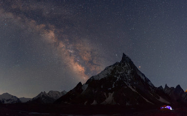 Lactée sur le pic Mitre au camp Concordia, randonnée K2, Pakistan