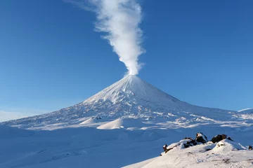 Papier Peint photo Lavable Volcan Éruption hivernale Klyuchevskaya Sopka - volcan actif du Kamtchatka