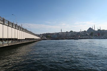 Obraz premium Famous Galata Bridge, Golden Horn and Suleymaniye Mosque in Istanbul, Turkey