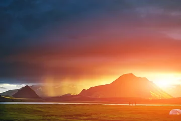 Reise nach Island. Schöne isländische Landschaft mit Bergen, Himmel und Wolken. Trekking im Nationalpark Landmannalaugar. Regnerischer und bewölkter Abend auf dem Campingplatz in der Nähe des Sees Alftavatn. Zelte und Wanderer rein © vitaliymateha