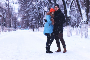 Fototapeta na wymiar young couple of lovers walk in winter park