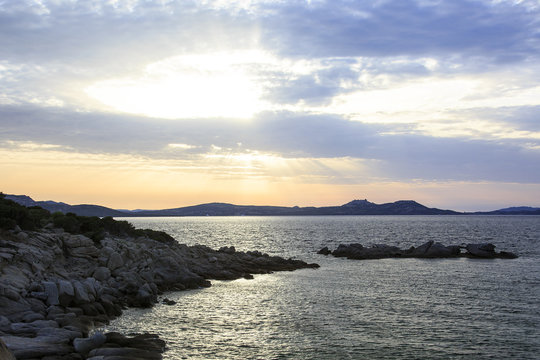 In Sardegna mare e cielo, acqua e rocce, tramonti e alba, un isola in Italia
