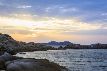 Fototapeta na wymiar In Sardegna mare e cielo, acqua e rocce, tramonti e alba, un isola in Italia