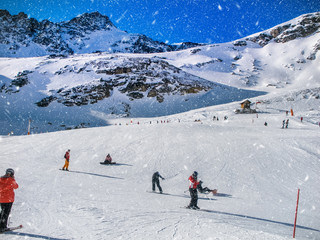 Fototapeta na wymiar Alpenpanorama bei heftigem Schneefall