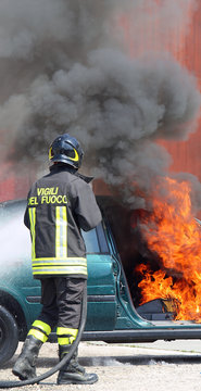 Italian fireman extinguished the car fire