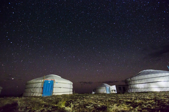 Der Nachthimmel über einem Jurtencamp in der mongolischen Gobi