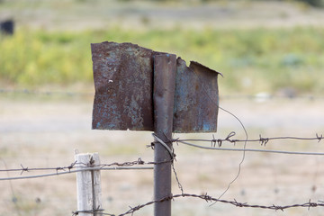 Verrostetes Warnschild