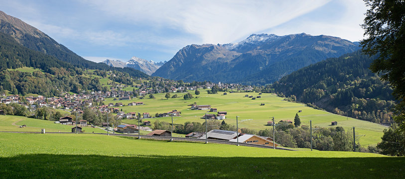 Blick zum Ferienort Klosters im Schweizer Pr&auml;ttigau