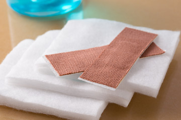 Plasters for the treatment of skin injuries