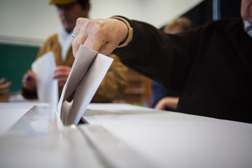 Person voting at polling station - obrazy, fototapety, plakaty