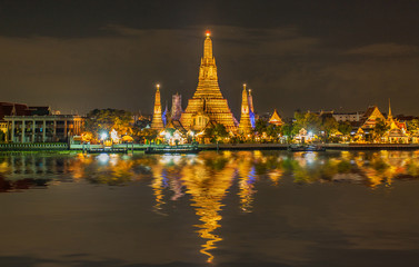 temple bouddhiste sur les rives du Chao Phraya, Bangkok, Thaïlande 
