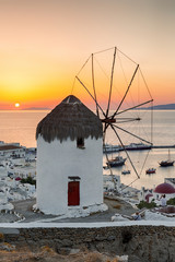 Alte Windmühle bei Sonnenuntergang über Mykonos Stadt, Griechenland