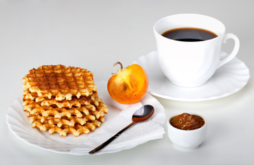 Завтрак из печенья, фруктов, джема и кофе.\Полезный лёгкий завтрак из фруктов, печенья, джема и кофе.Завтрак сервирован на фарфоровой посуде белого цвета.