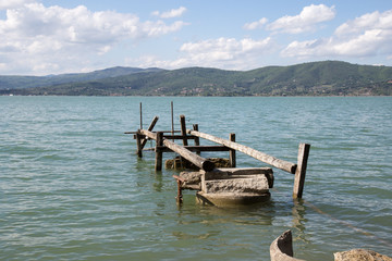 Pontile abbandonato nel lago Trasimeno