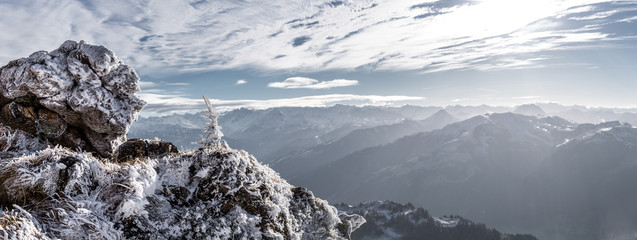 Winterlandschaft Panorama mit Steine und Berge im Hintergrund 