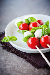 Italienische antipasti: Tomate Mozzarella Sticks mit frischem Basilikum und Olivenöl