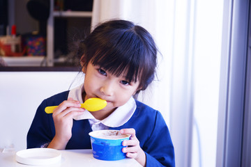 アイスクリームを食べている女の子