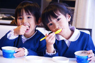 アイスクリームを食べている姉弟
