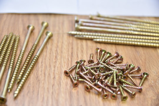 variedad de tornillos