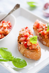 Italienische Bruschetta mit frischen Tomaten und Kräutern