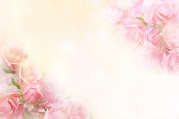 Naklejka premium piękne różowe róże kwiat granicy miękkie tło na Walentynki w pastelowych odcieniach