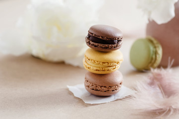 Leckere französische Macarons mit schokoladen Ganache gefüllt