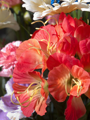 Obraz na płótnie Canvas Preciosa flor de tela en color rojo