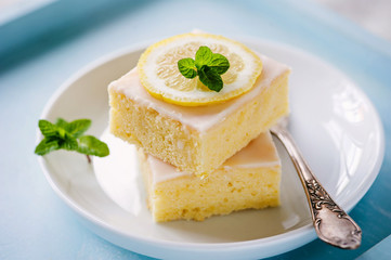 Zitronenkuchen vom Blech mit Zuckerguss