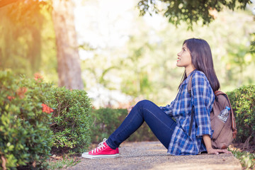 Obraz premium young asian woman relaxing in the park