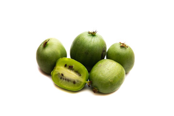 Kiwibeeren auf weißen Hintergrund