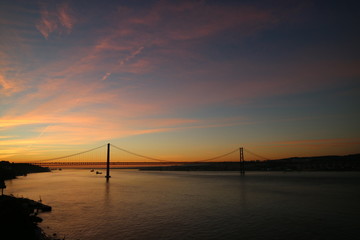 Fototapeta na wymiar Sunset_Bridge_25_de_Abril_Almada_Lisboa