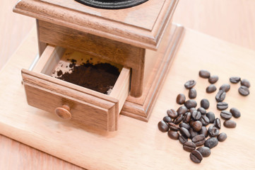 Fototapeta na wymiar Closeup coffee grinder and coffee bean on wooden background.