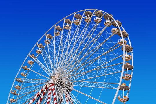 circular big ferris wheel on blue sky background