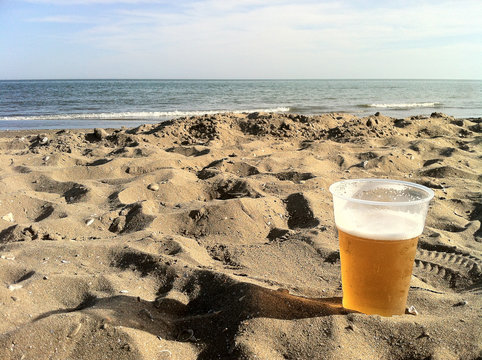 birretta in riva al mare