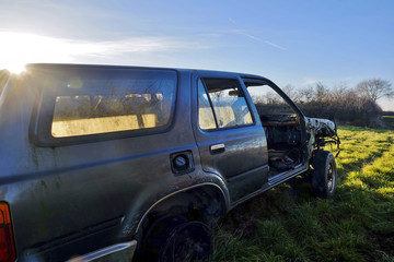 Epave d'une voiture dans la nature.