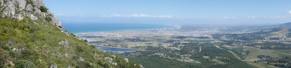 Panoramablick auf die Küste vor Kapstadt