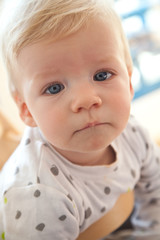 Baby mit direktem Kamerablick