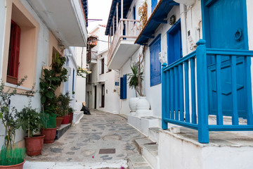 Fototapeta na wymiar Old strees and houses of Skopelos, Greece