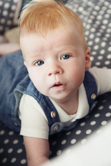 liegendes Baby mit gehobenem Kopf