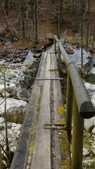 sch&ouml;ne alte Holzbr&uuml;cke f&uuml;r Wanderer in der Wildnis der Tiroler Alpen 