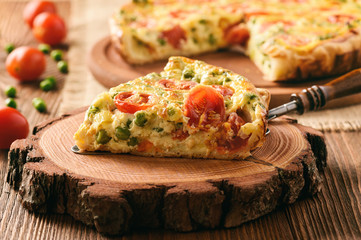 Vegetarian quiche with green pea, tomatoes and cheese.