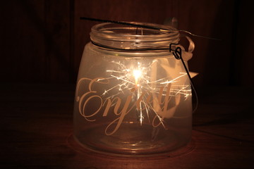 Glas mit Wunderkerzenfeuerwerk