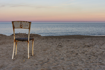 In spiaggia d'inverno al calar del sole.