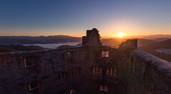 Sonnenaufgang an der Burgruine Geroldseck