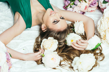 Obraz na płótnie Canvas pretty girl in flowers bouquets